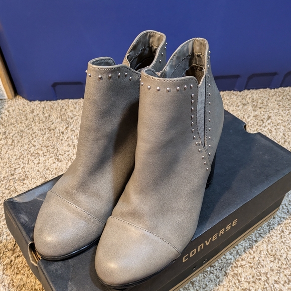 Gray Beaded Bootie Heels Size 8 1/2 W - Picture 3 of 3